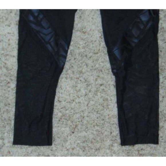 Womens Victorias Secret PINK Yoga Pants Medium Black Ultimate Capri - Picture 3 of 5